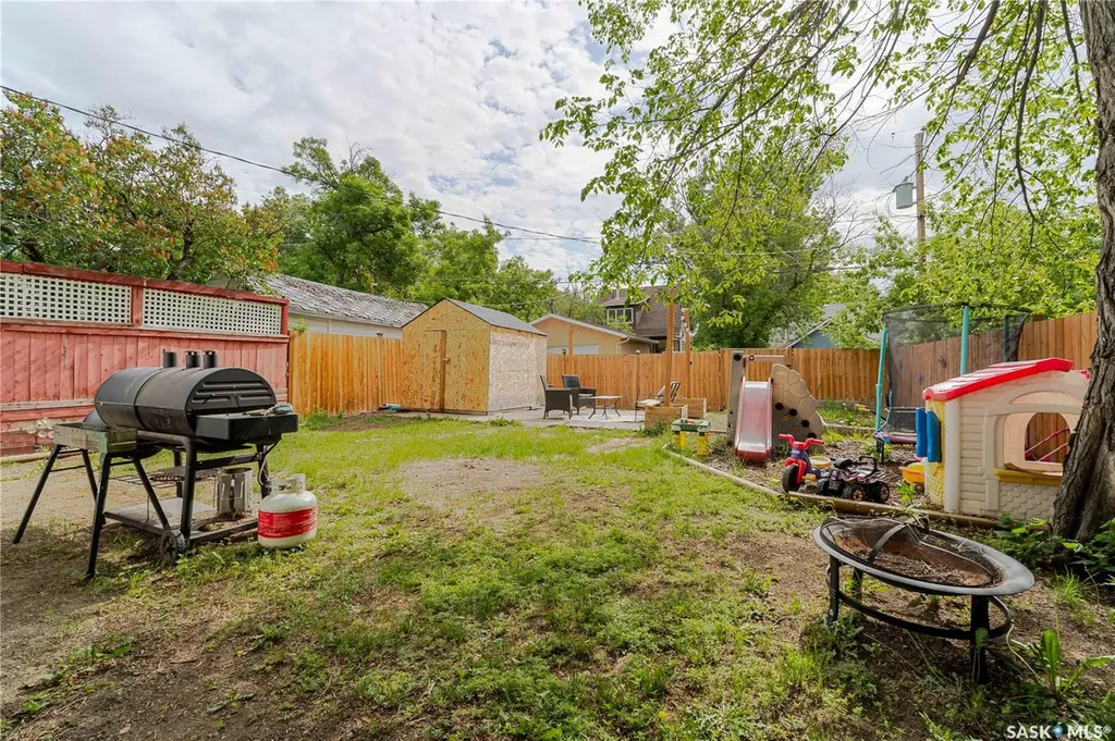 1041 2nd Avenue NW Moose Jaw SK S6H 3R3