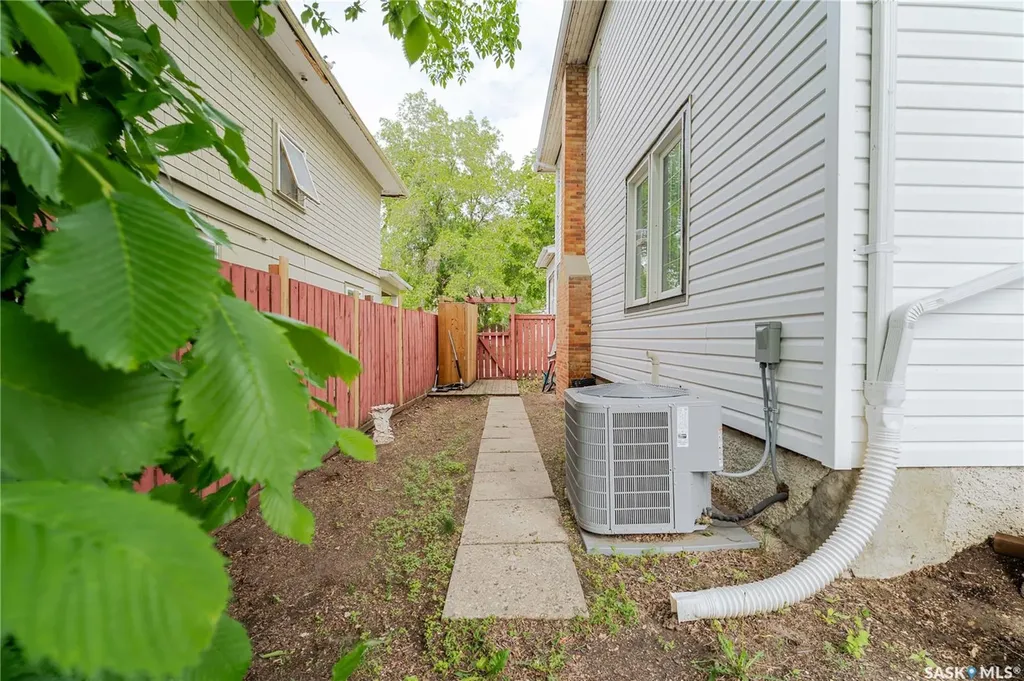 1041 2nd Avenue NW Moose Jaw SK S6H 3R3