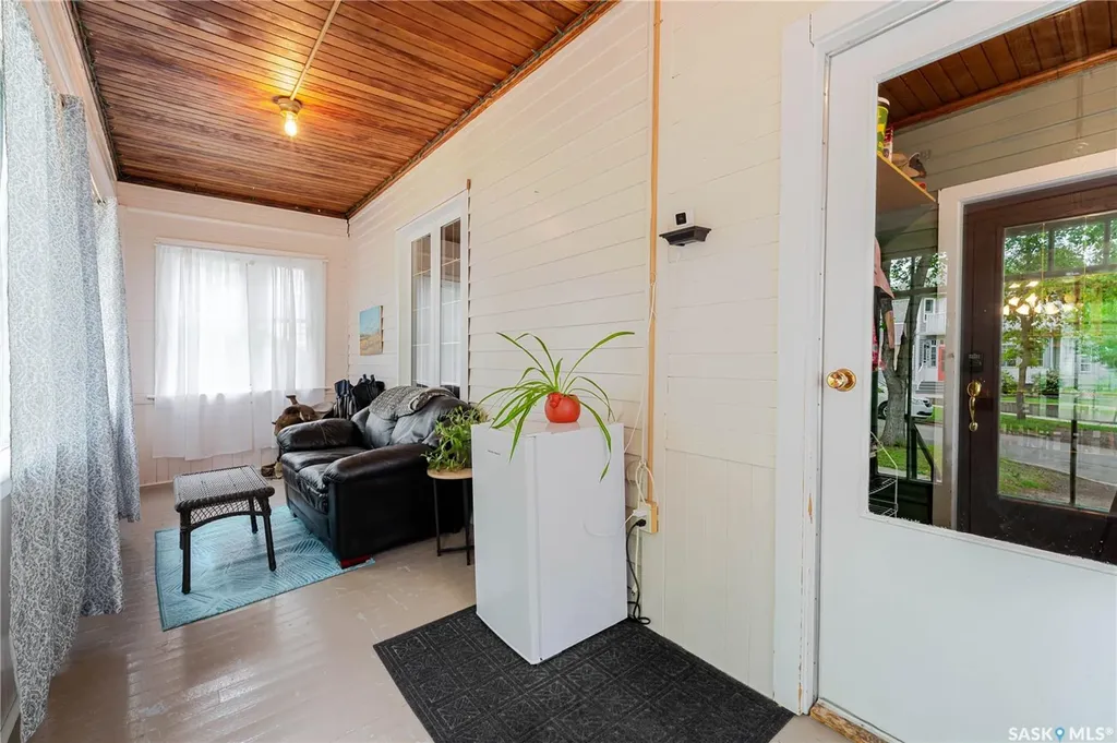 1041 2nd Avenue NW Moose Jaw SK S6H 3R3