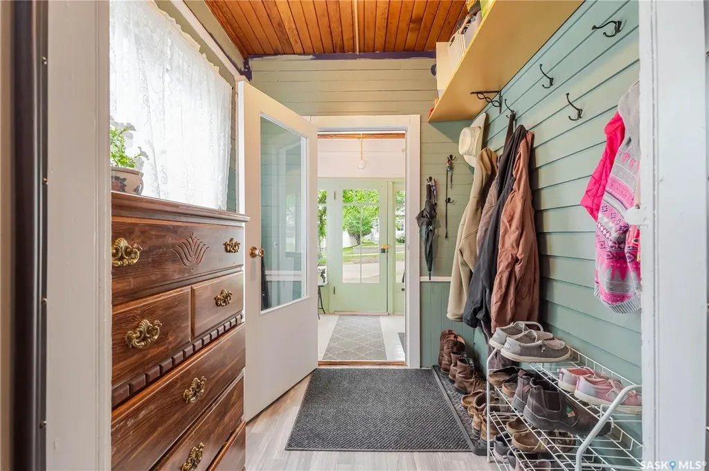 1041 2nd Avenue NW Moose Jaw SK S6H 3R3