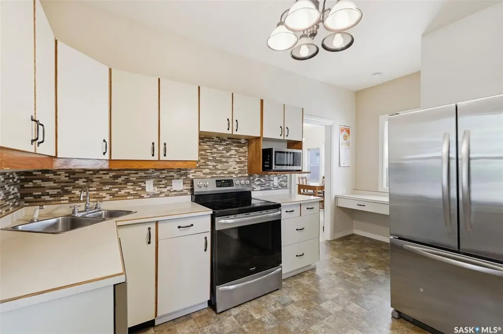 704 Mcpherson Avenue Saskatoon SK S7N 0X8