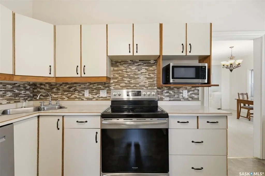 704 Mcpherson Avenue Saskatoon SK S7N 0X8