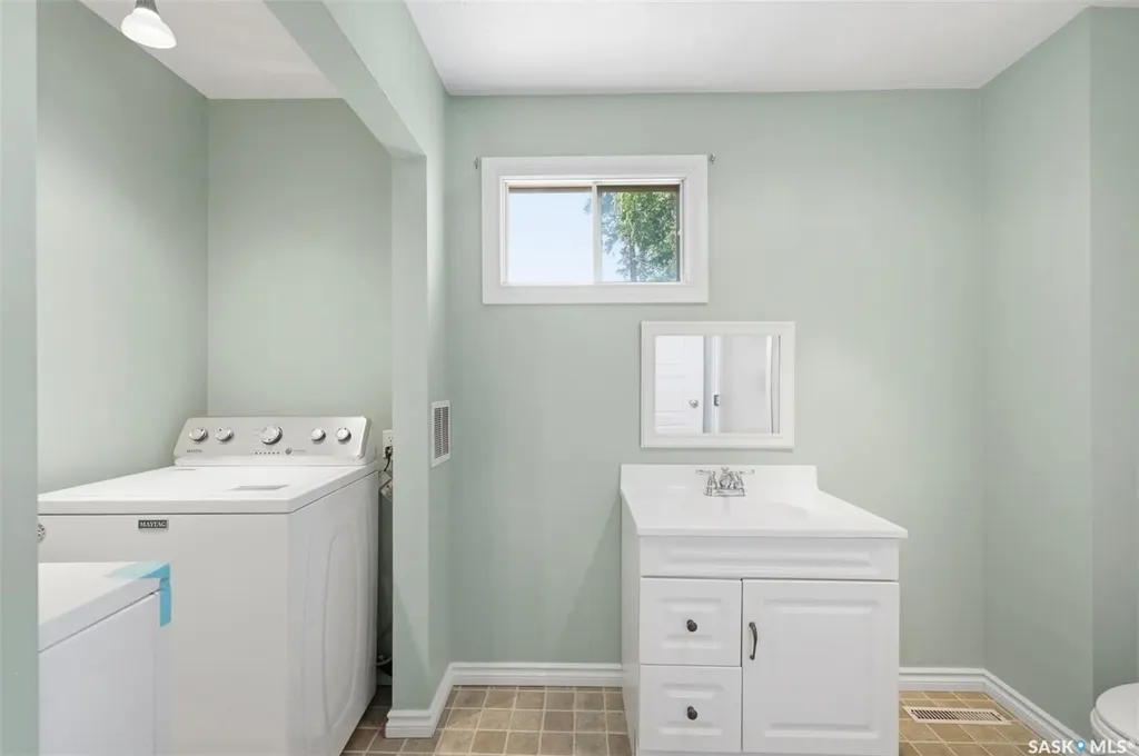 704 Mcpherson Avenue Saskatoon SK S7N 0X8