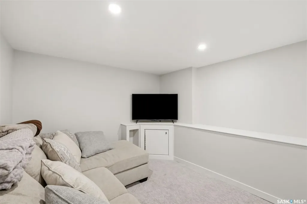 704 Mcpherson Avenue Saskatoon SK S7N 0X8