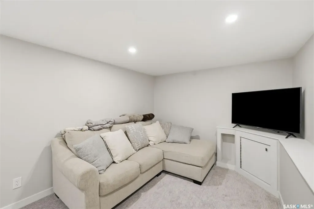 704 Mcpherson Avenue Saskatoon SK S7N 0X8