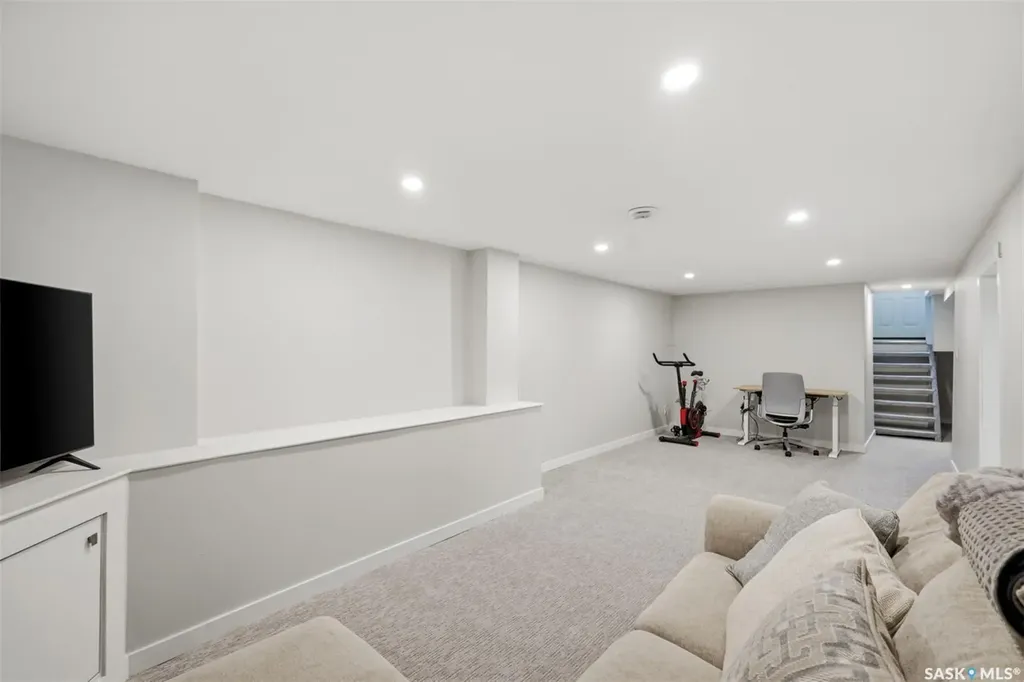 704 Mcpherson Avenue Saskatoon SK S7N 0X8