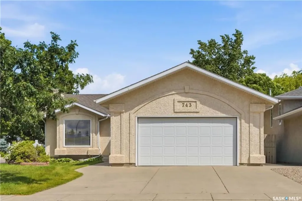 743 Pezer Court Saskatoon SK S7S 1J8