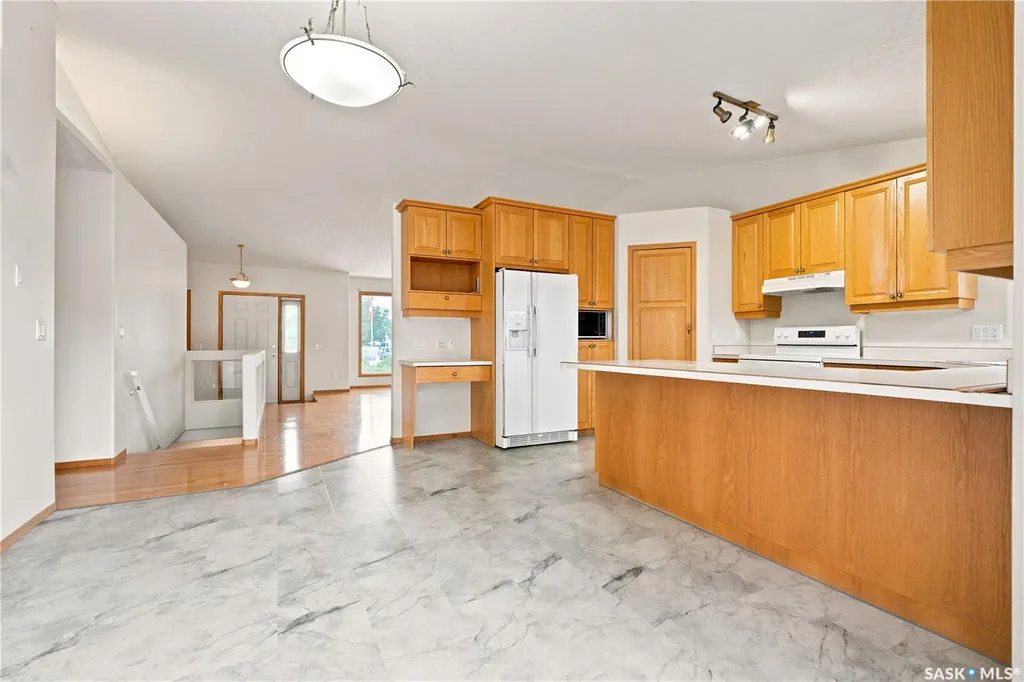 743 Pezer Court Saskatoon SK S7S 1J8