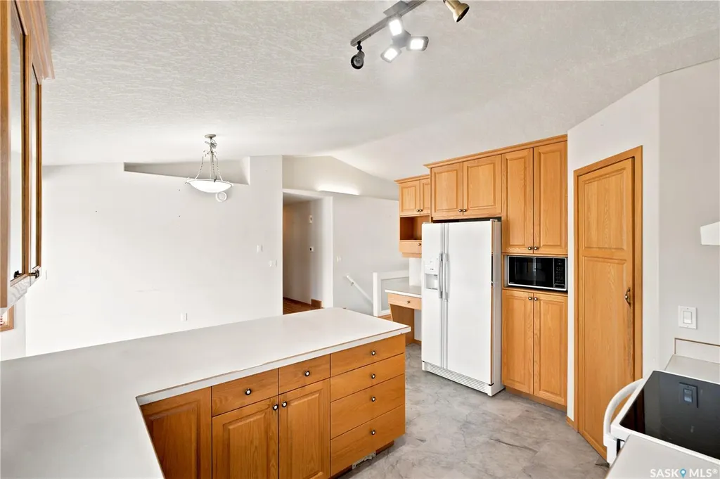 743 Pezer Court Saskatoon SK S7S 1J8