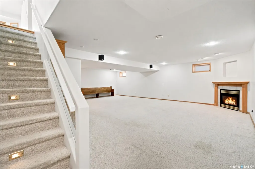743 Pezer Court Saskatoon SK S7S 1J8
