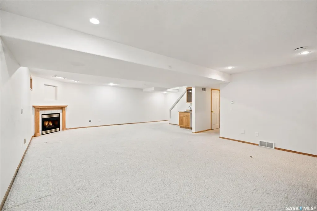 743 Pezer Court Saskatoon SK S7S 1J8