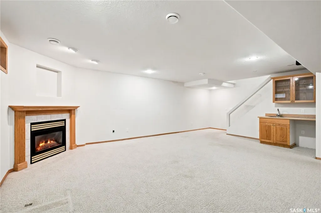 743 Pezer Court Saskatoon SK S7S 1J8