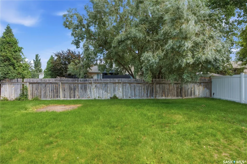743 Pezer Court Saskatoon SK S7S 1J8