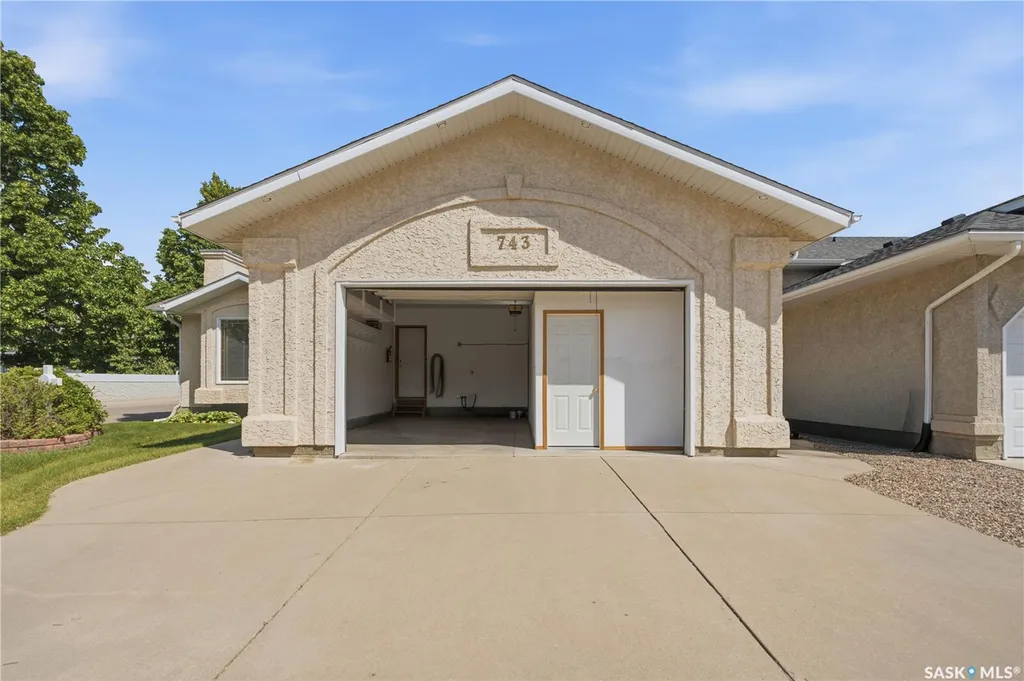 743 Pezer Court Saskatoon SK S7S 1J8