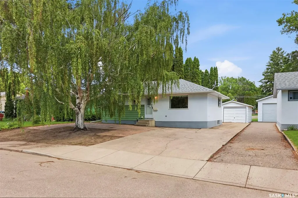 908 X Avenue N Saskatoon SK S7L 3K4