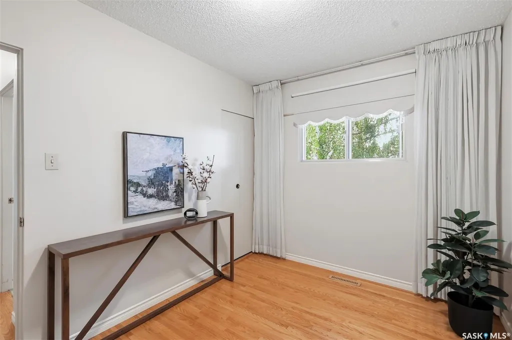 908 X Avenue N Saskatoon SK S7L 3K4