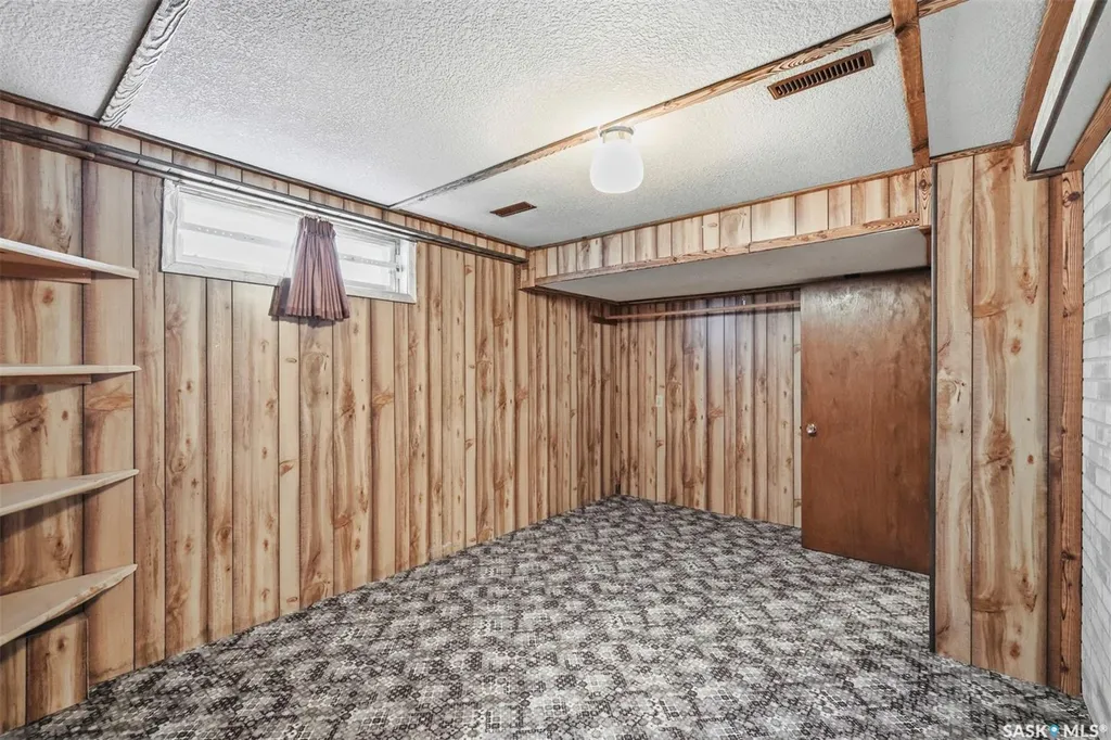 908 X Avenue N Saskatoon SK S7L 3K4