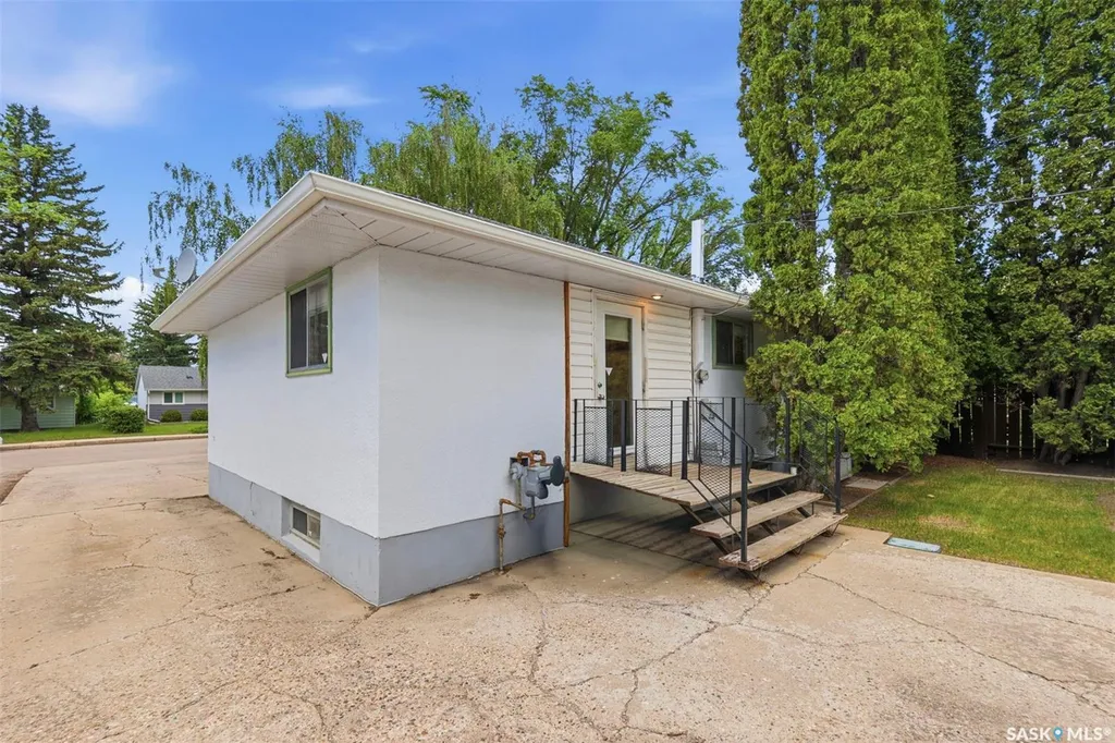 908 X Avenue N Saskatoon SK S7L 3K4