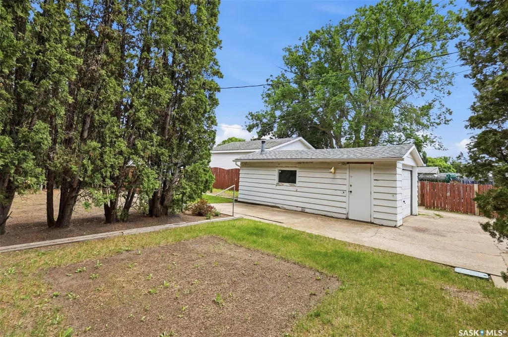 908 X Avenue N Saskatoon SK S7L 3K4