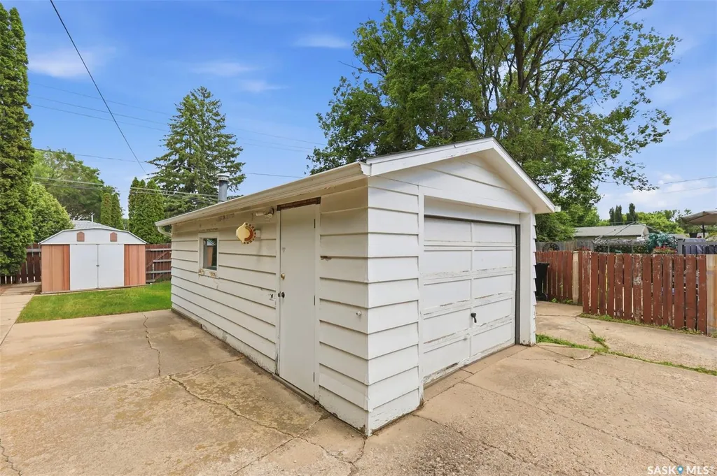 908 X Avenue N Saskatoon SK S7L 3K4
