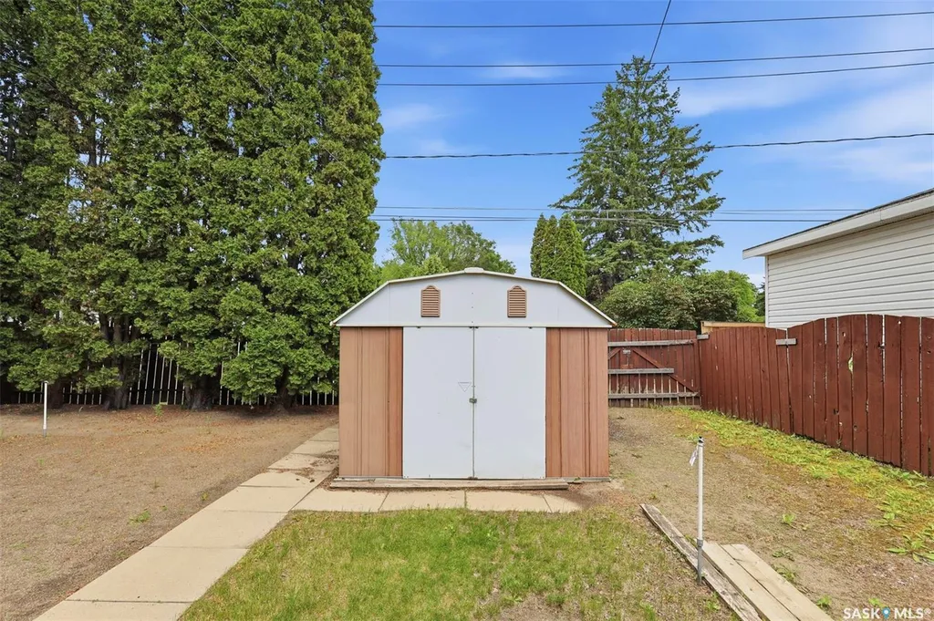 908 X Avenue N Saskatoon SK S7L 3K4