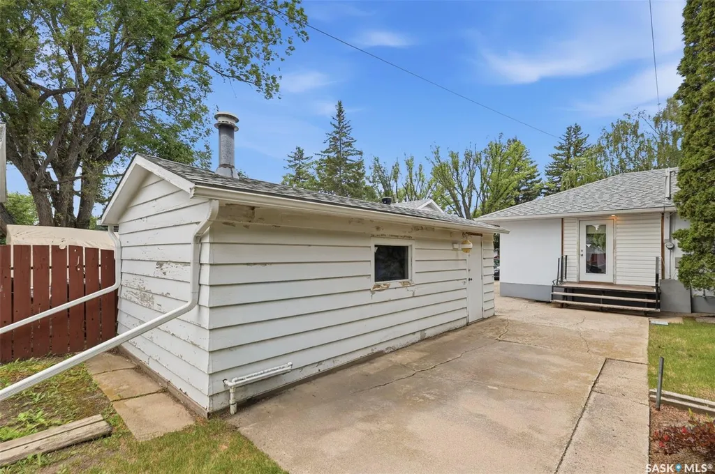 908 X Avenue N Saskatoon SK S7L 3K4