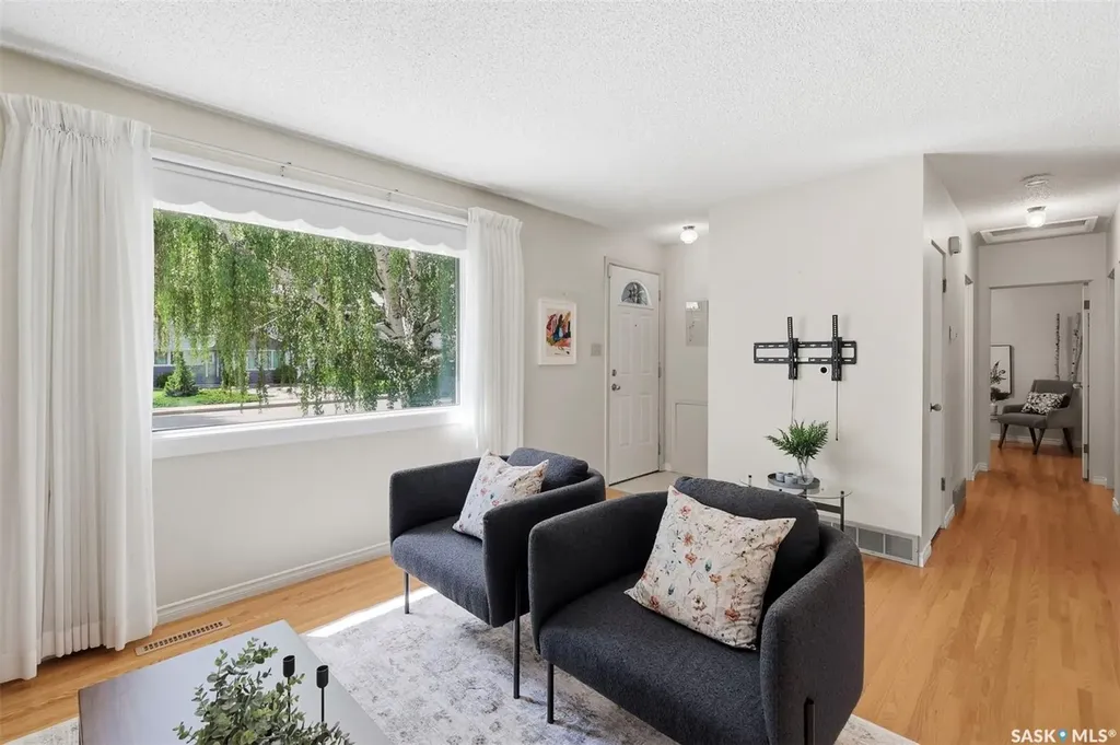 908 X Avenue N Saskatoon SK S7L 3K4