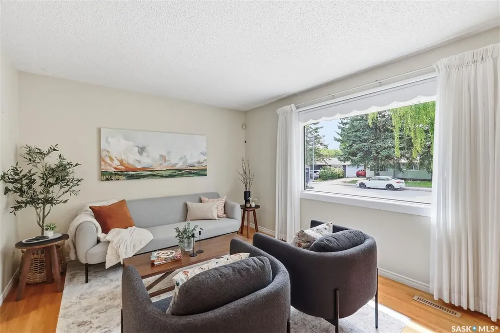 908 X Avenue N Saskatoon SK S7L 3K4