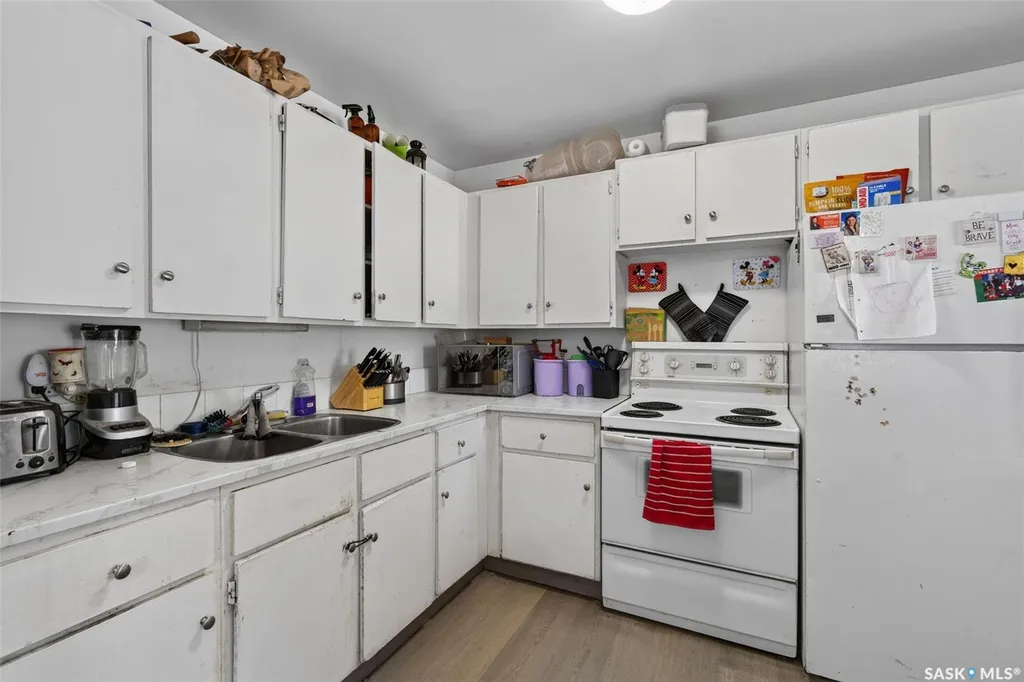 811 Steeves Avenue Saskatoon SK S7L 5M9