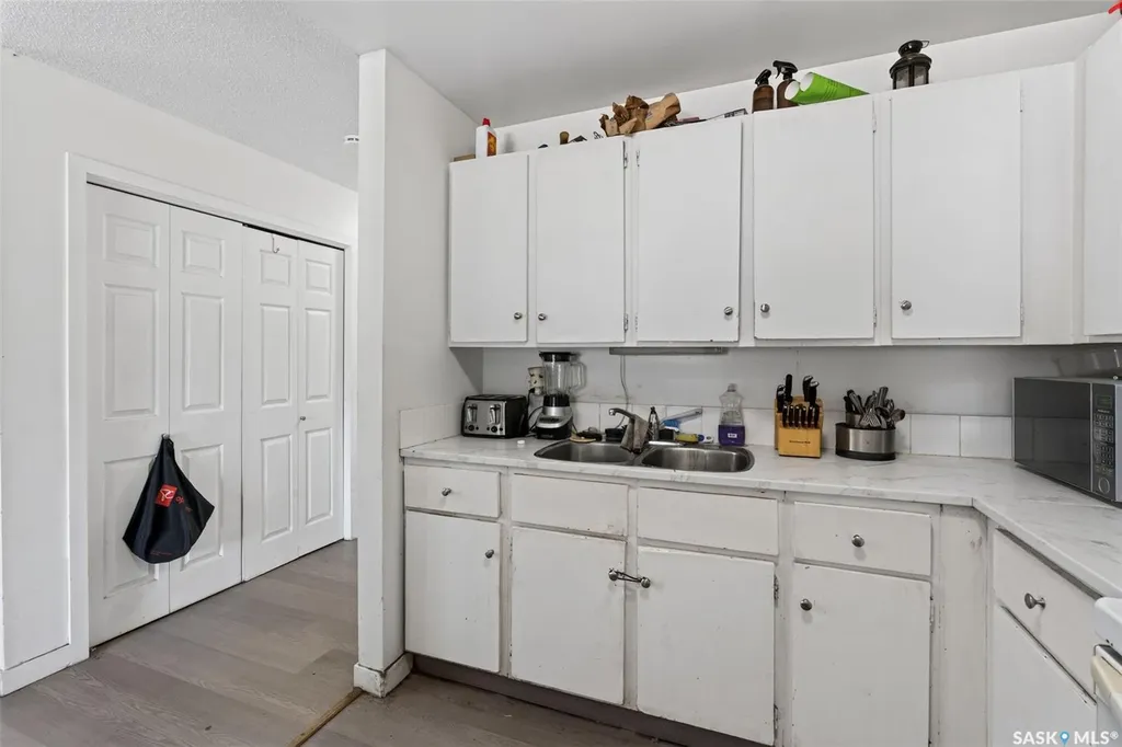 811 Steeves Avenue Saskatoon SK S7L 5M9