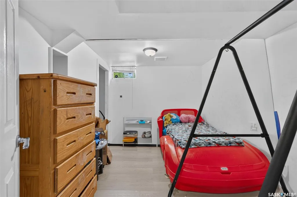 811 Steeves Avenue Saskatoon SK S7L 5M9