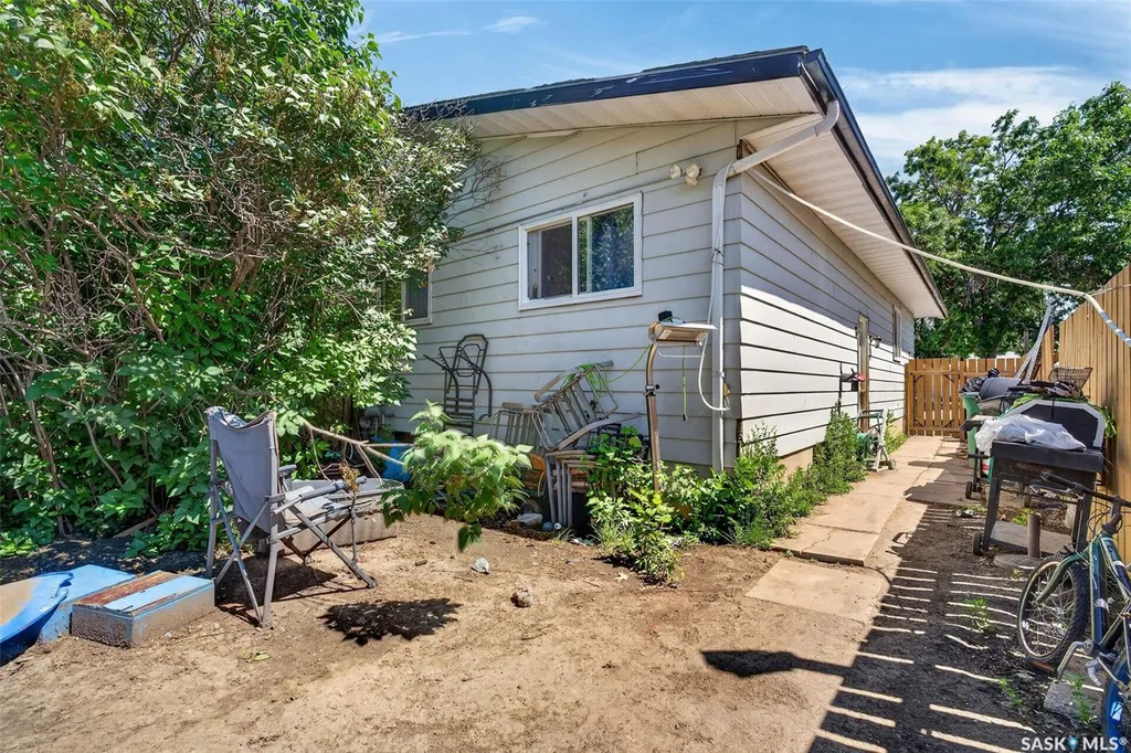 811 Steeves Avenue Saskatoon SK S7L 5M9