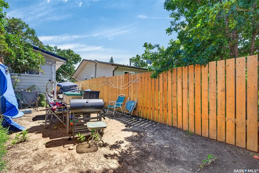 811 Steeves Avenue Saskatoon SK S7L 5M9