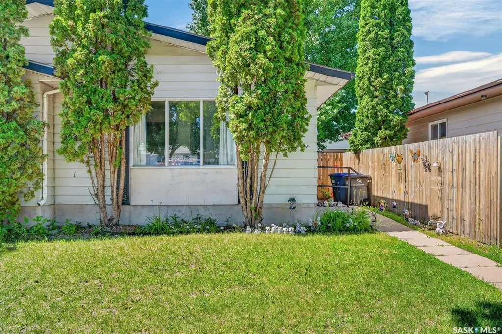 811 Steeves Avenue Saskatoon SK S7L 5M9