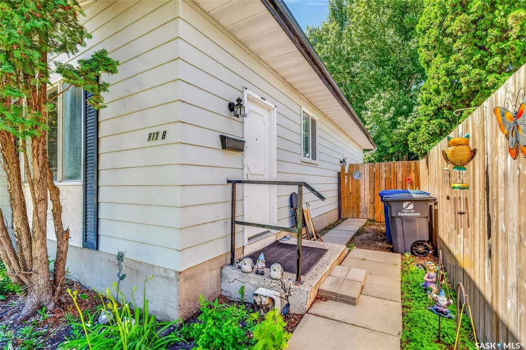 811 Steeves Avenue Saskatoon SK S7L 5M9