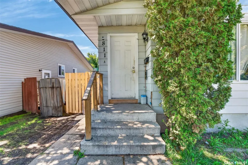 811 Steeves Avenue Saskatoon SK S7L 5M9