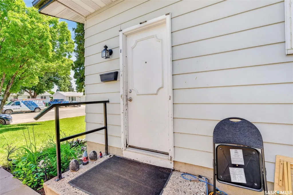 811 Steeves Avenue Saskatoon SK S7L 5M9