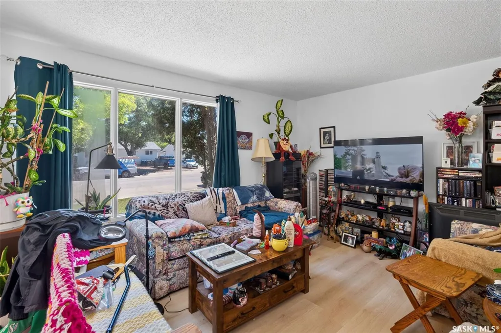 811 Steeves Avenue Saskatoon SK S7L 5M9