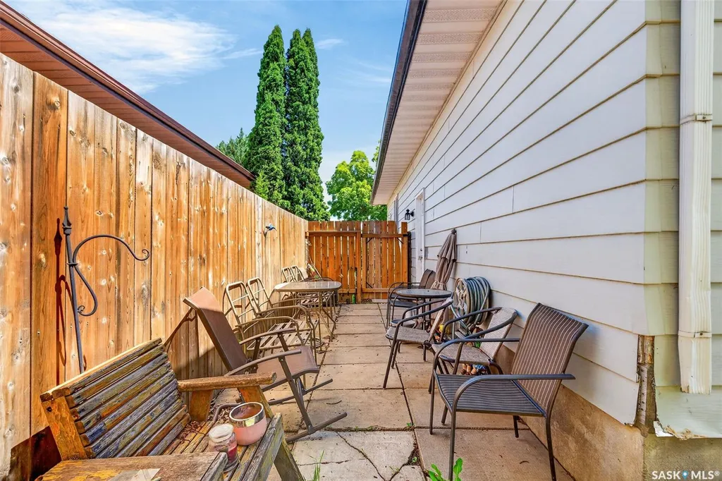 811 Steeves Avenue Saskatoon SK S7L 5M9