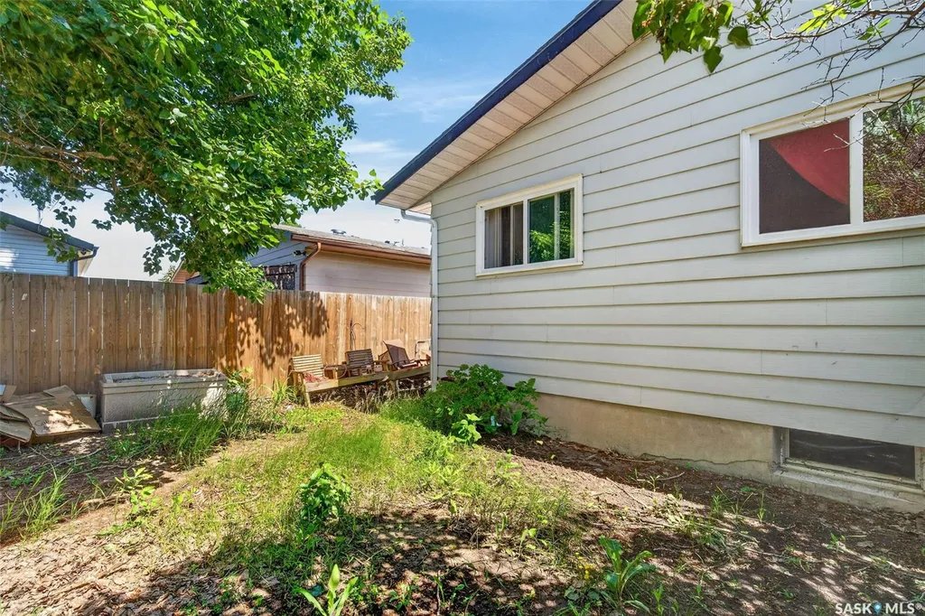 811 Steeves Avenue Saskatoon SK S7L 5M9