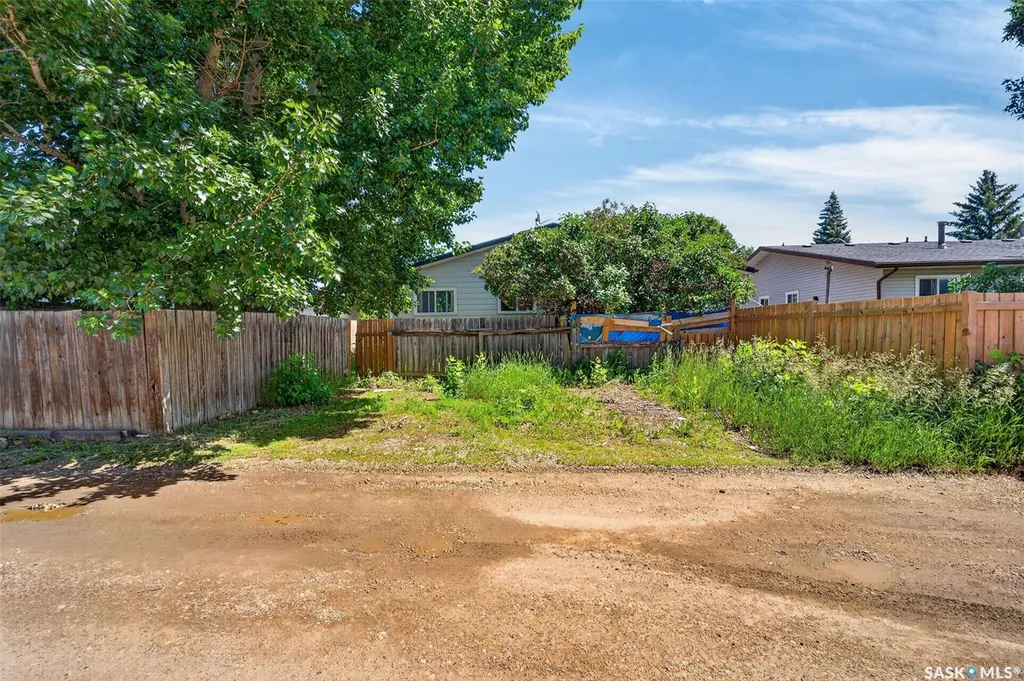 811 Steeves Avenue Saskatoon SK S7L 5M9