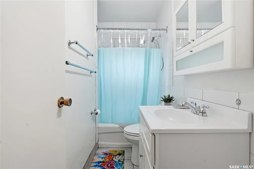 806 L Avenue N Saskatoon SK S7L 2R4