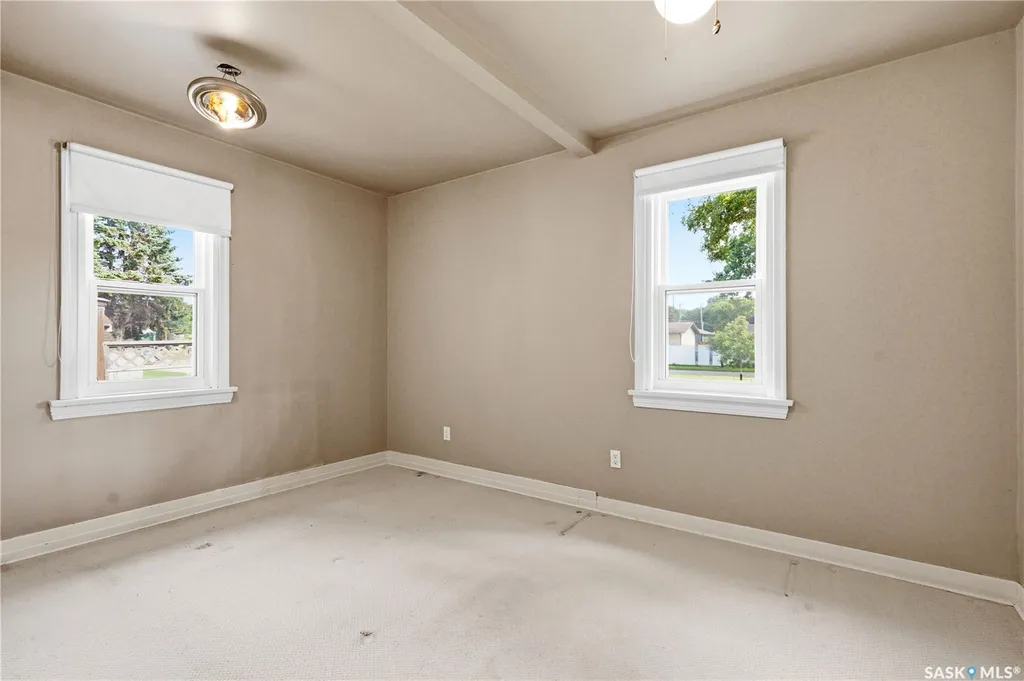 806 L Avenue N Saskatoon SK S7L 2R4