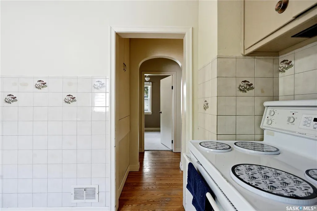 806 L Avenue N Saskatoon SK S7L 2R4