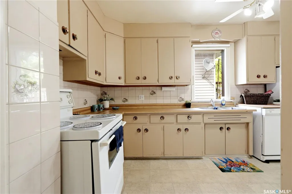 806 L Avenue N Saskatoon SK S7L 2R4