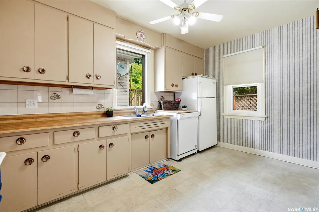 806 L Avenue N Saskatoon SK S7L 2R4