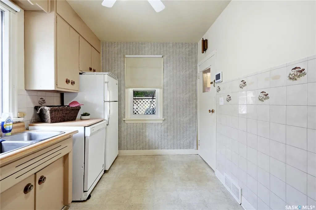 806 L Avenue N Saskatoon SK S7L 2R4