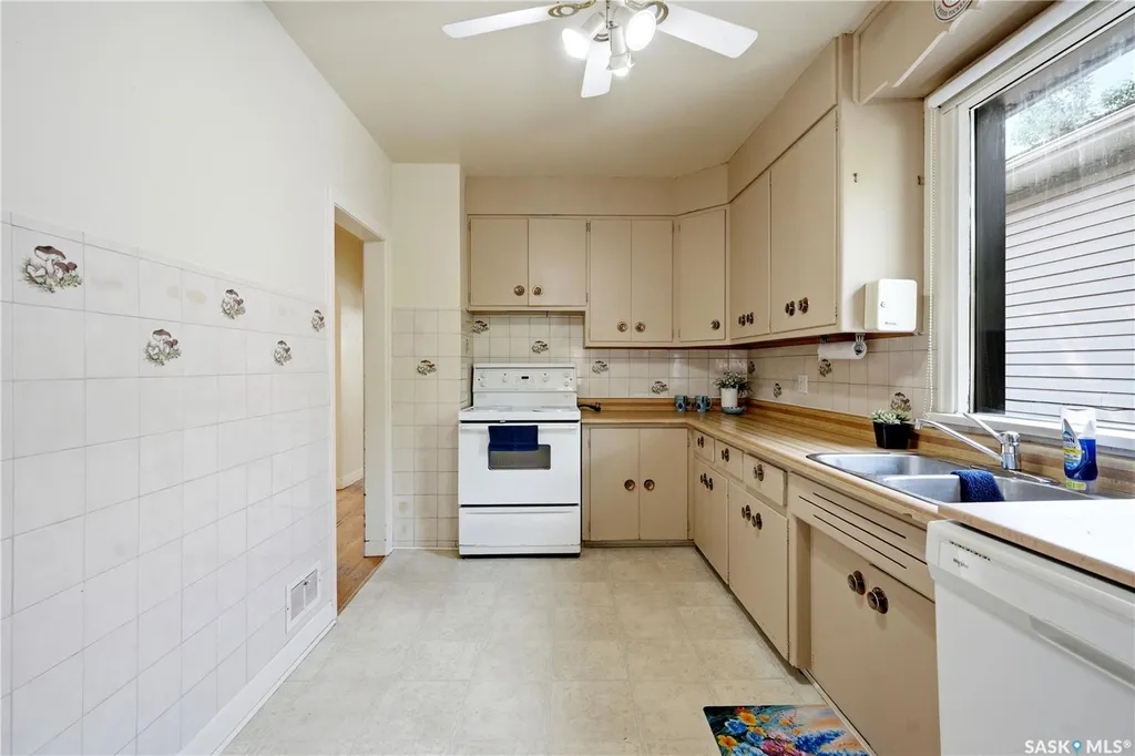 806 L Avenue N Saskatoon SK S7L 2R4