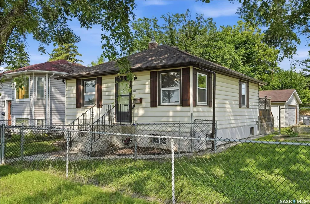 806 L Avenue N Saskatoon SK S7L 2R4