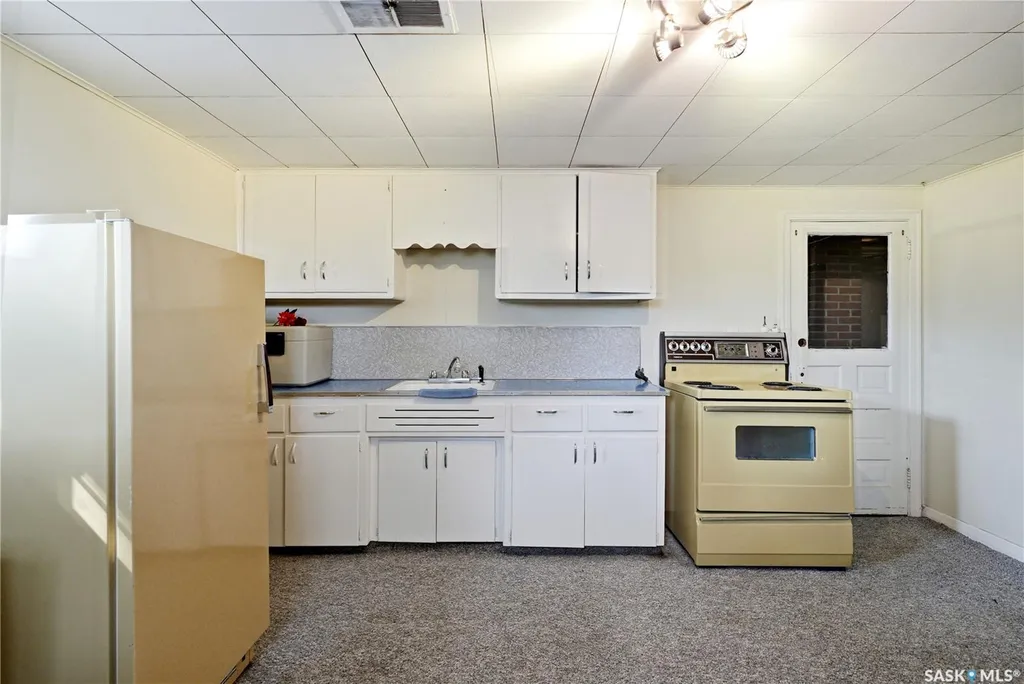806 L Avenue N Saskatoon SK S7L 2R4
